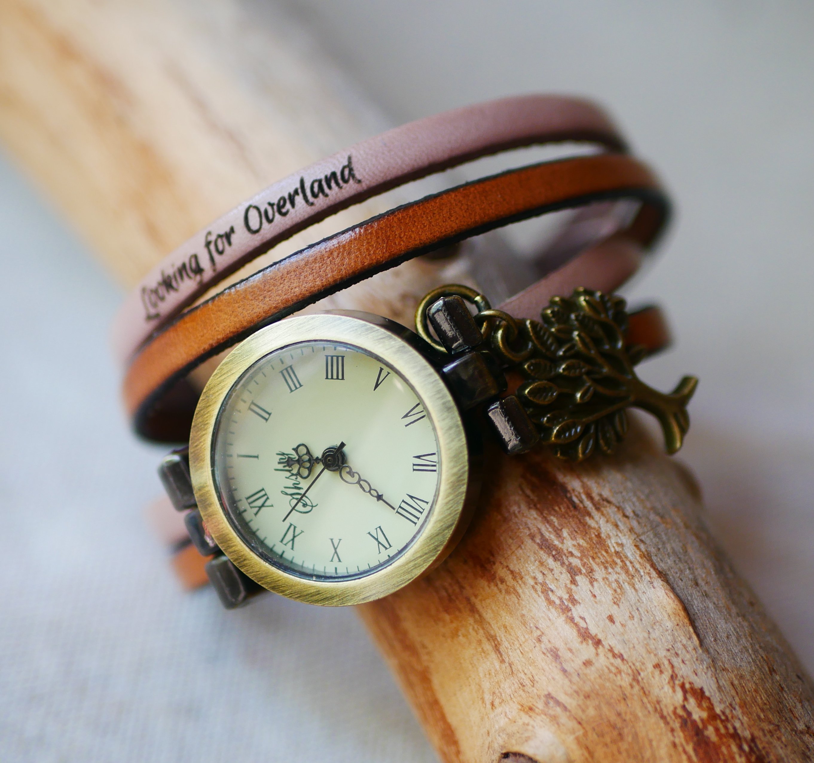 Op maat gemaakt horloge van dubbel draaiend leer met wijzerplaat in Arabische cijfers