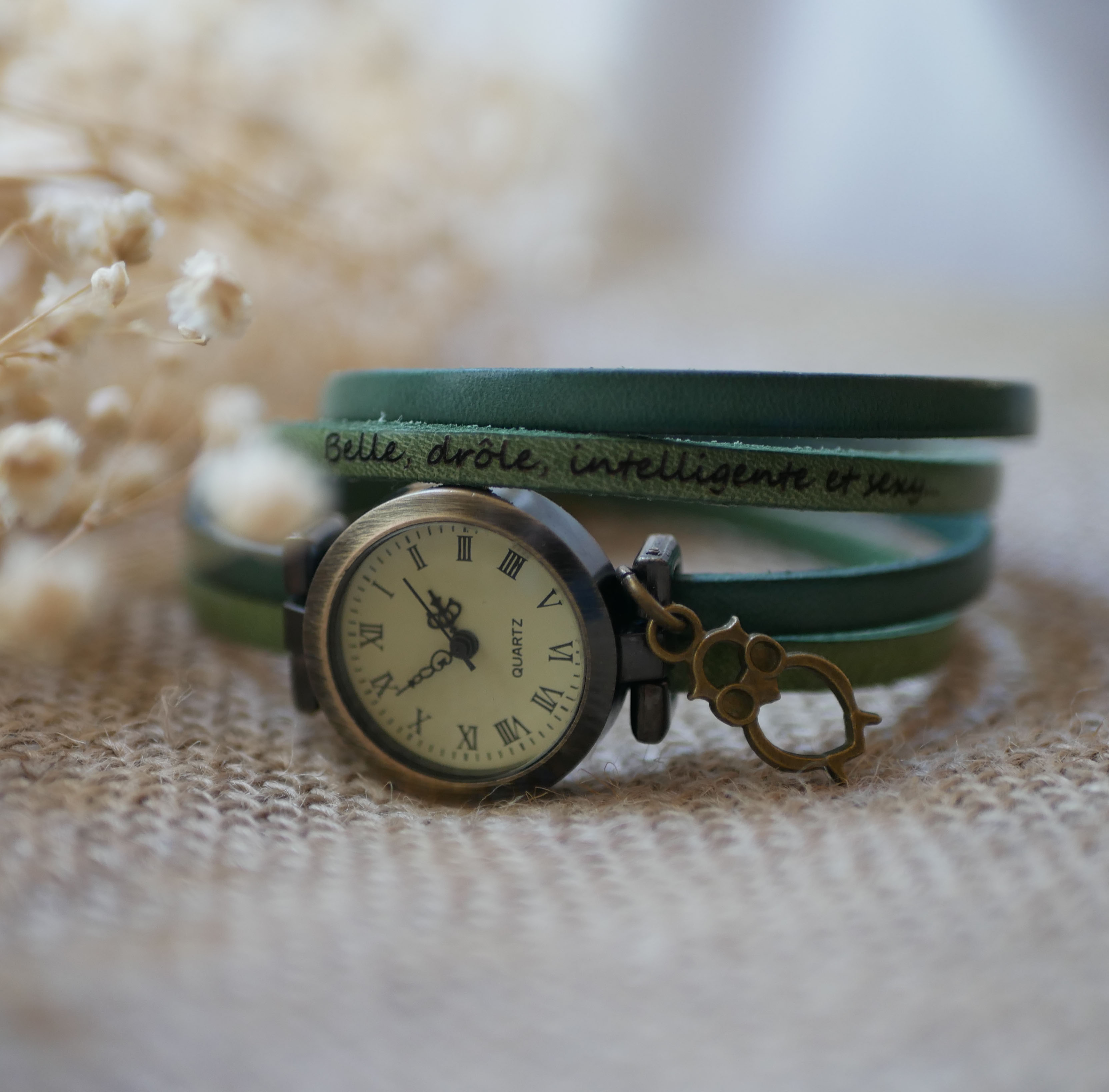 Op maat gemaakt horloge van dubbel draaiend leer met wijzerplaat in Arabische cijfers