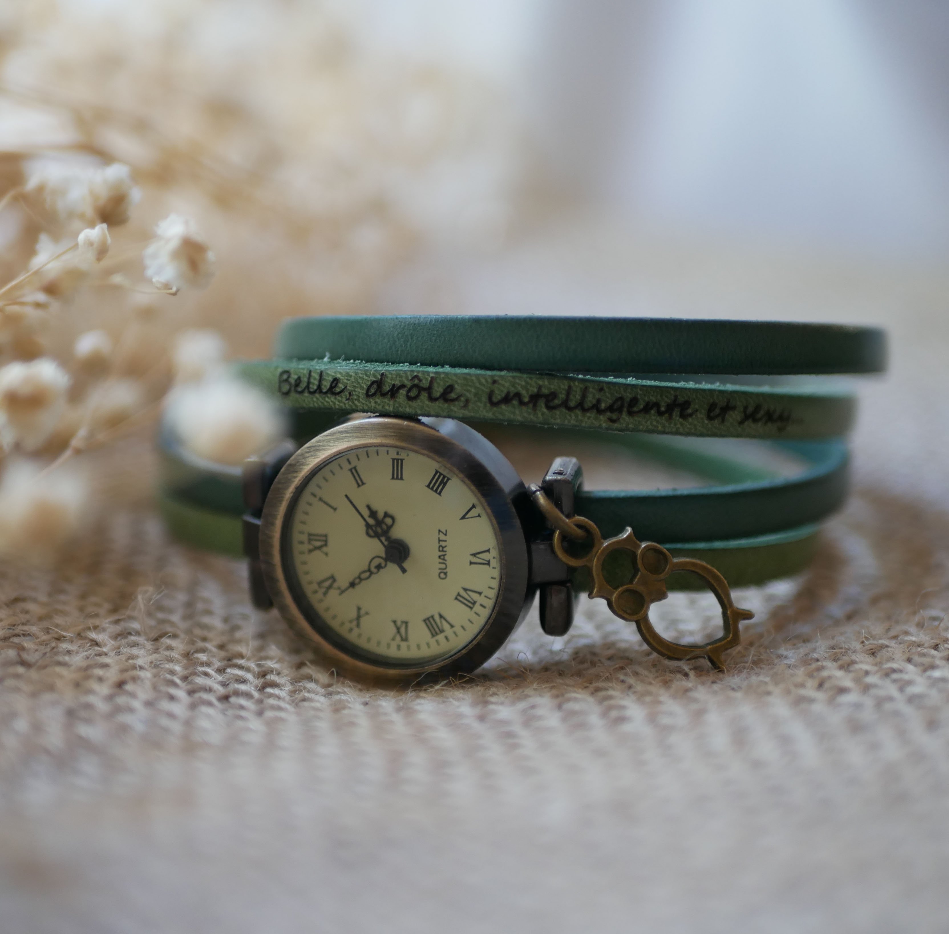 Op maat gemaakt horloge van dubbel draaiend leer met wijzerplaat in Arabische cijfers