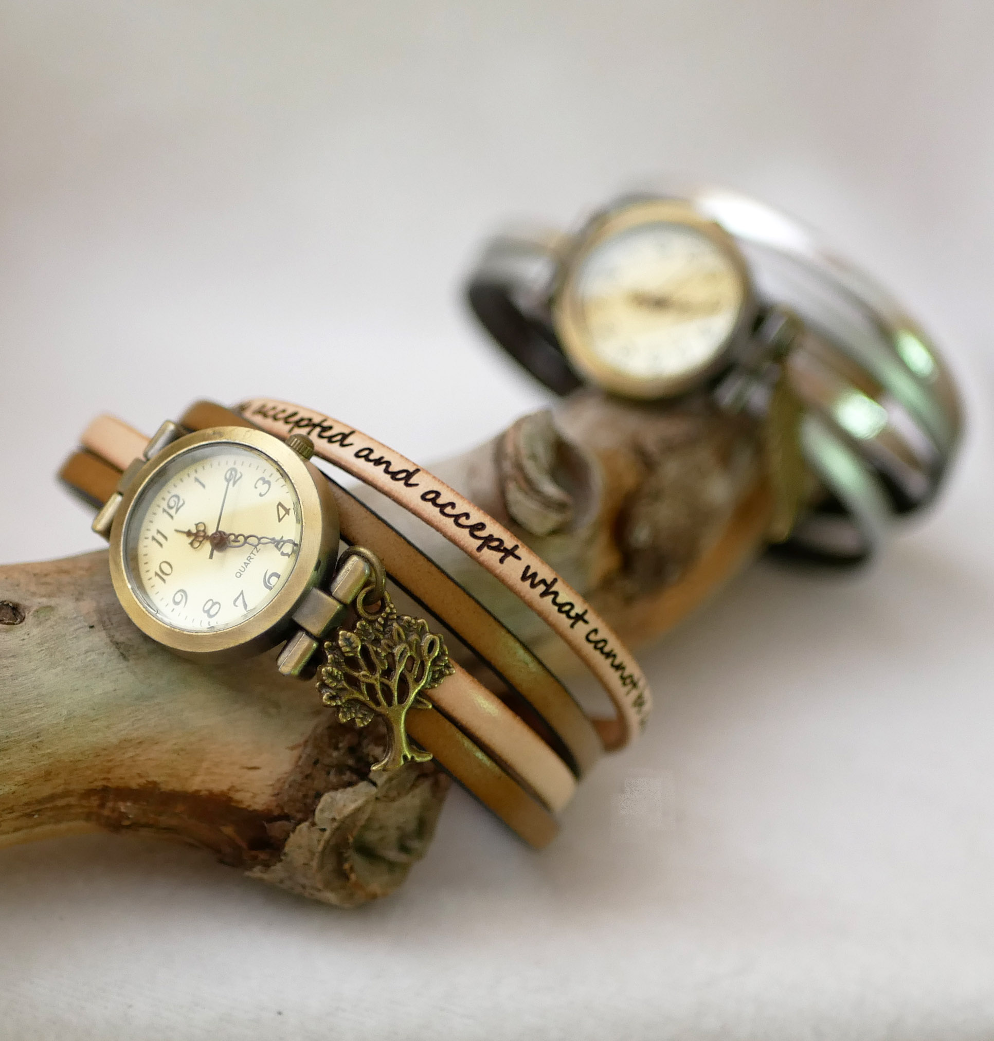 Op maat gemaakt horloge van dubbel draaiend leer met wijzerplaat in Arabische cijfers