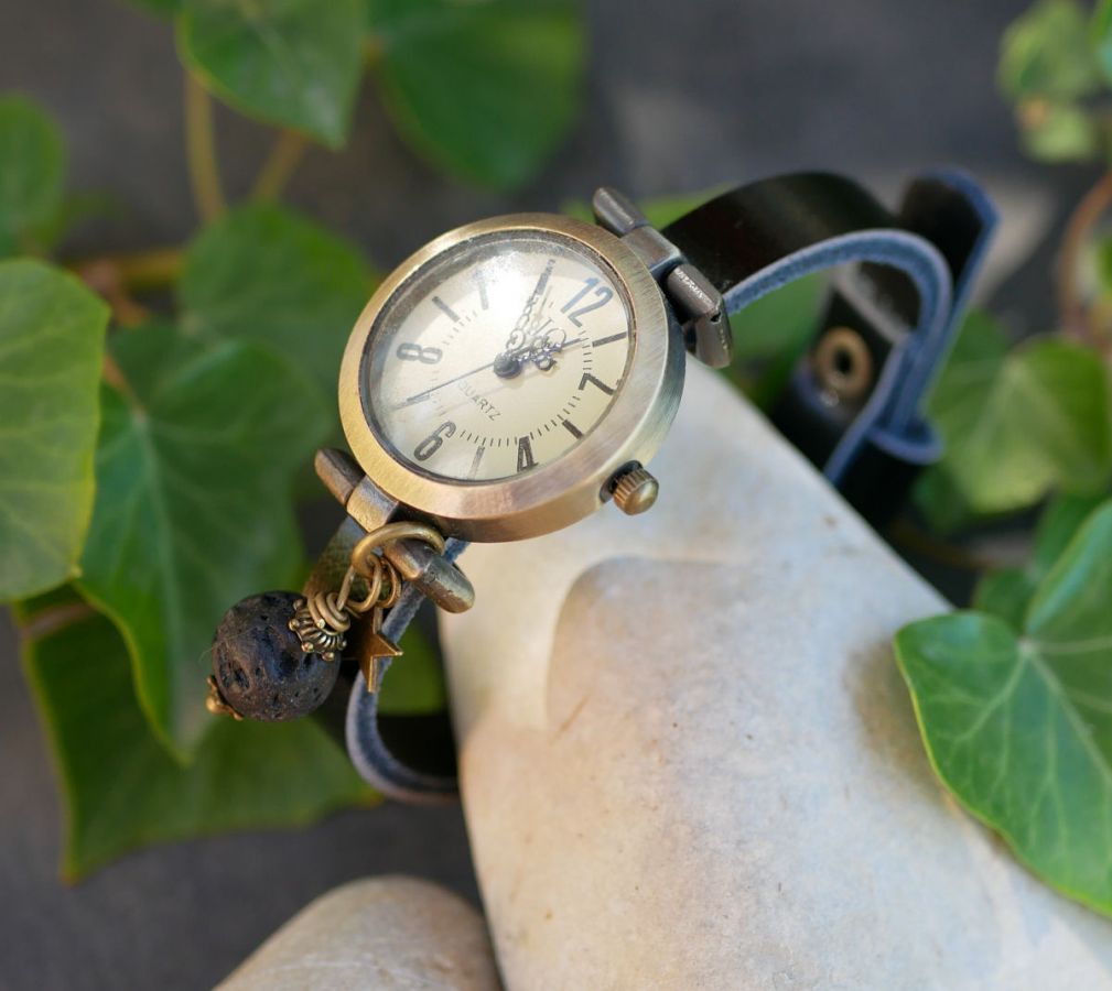 Horloge met lavasteenbedel en lederen band naar keuze