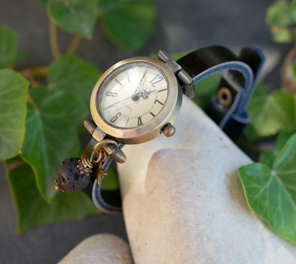 Horloge met lavasteenbedel en lederen band naar keuze