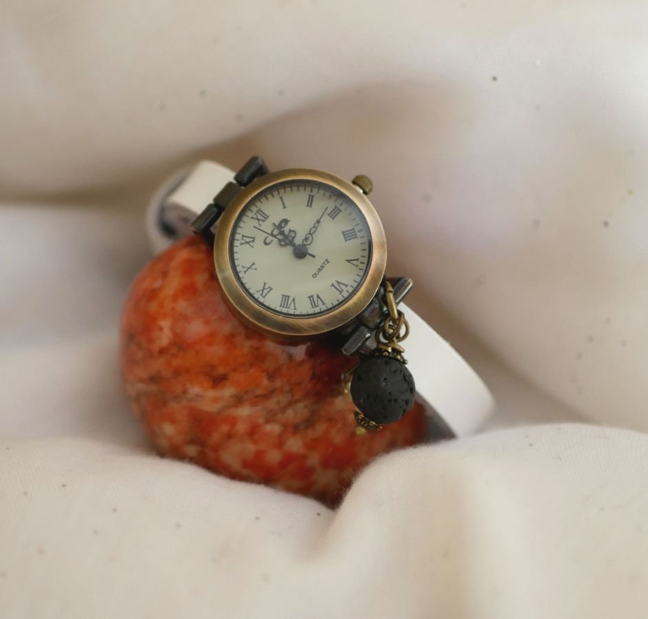 Horloge met lavasteenbedel en lederen band naar keuze
