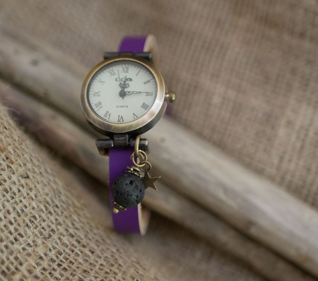 Horloge met lavasteenbedel en lederen band naar keuze