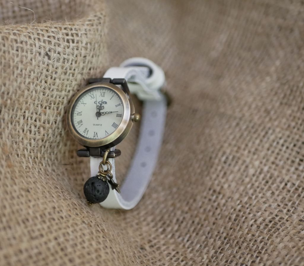 Horloge met lavasteenbedel en lederen band naar keuze