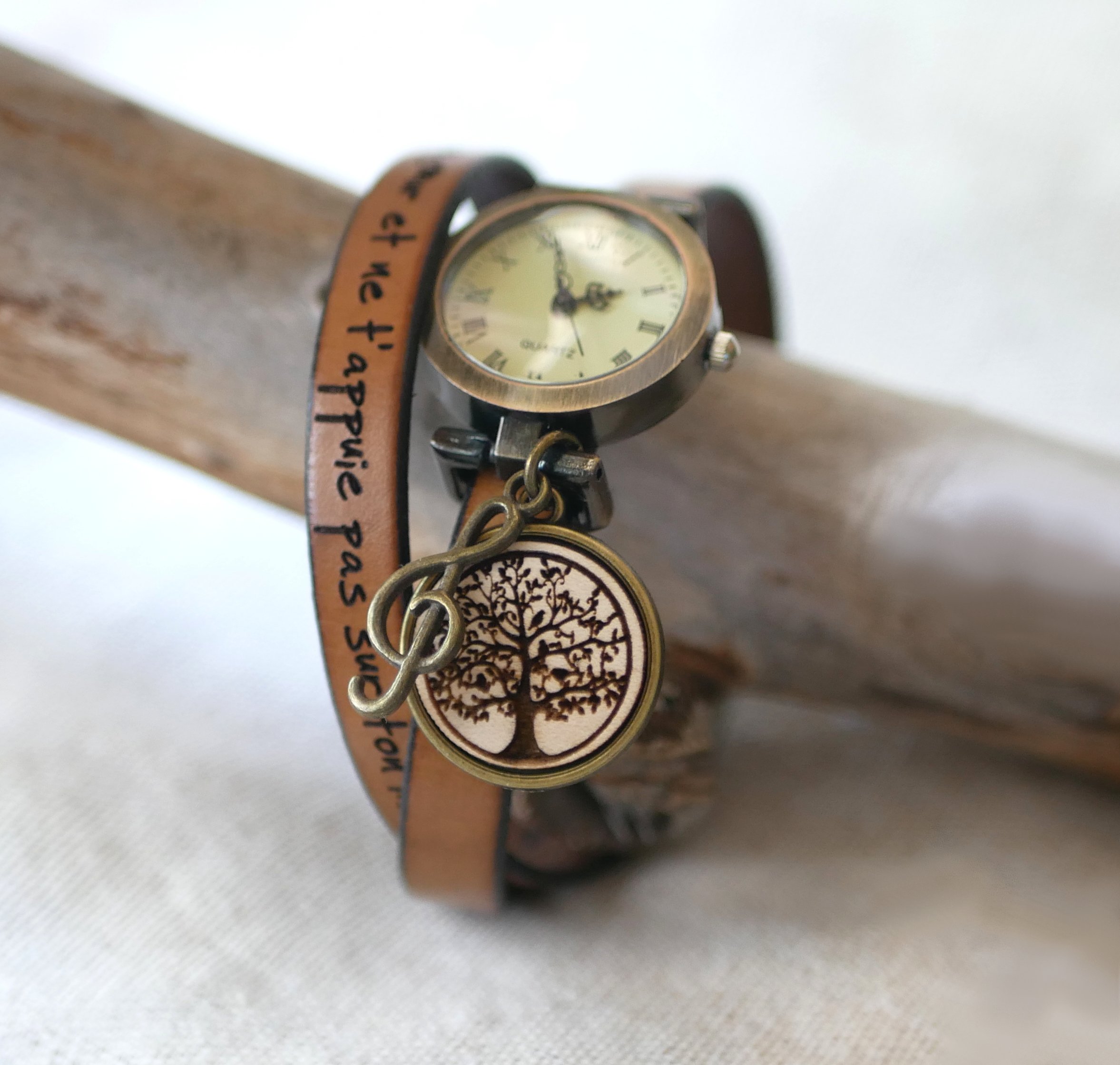 Gegraveerd houten cabochon horloge met dubbele leren band en bronzen wijzerplaat