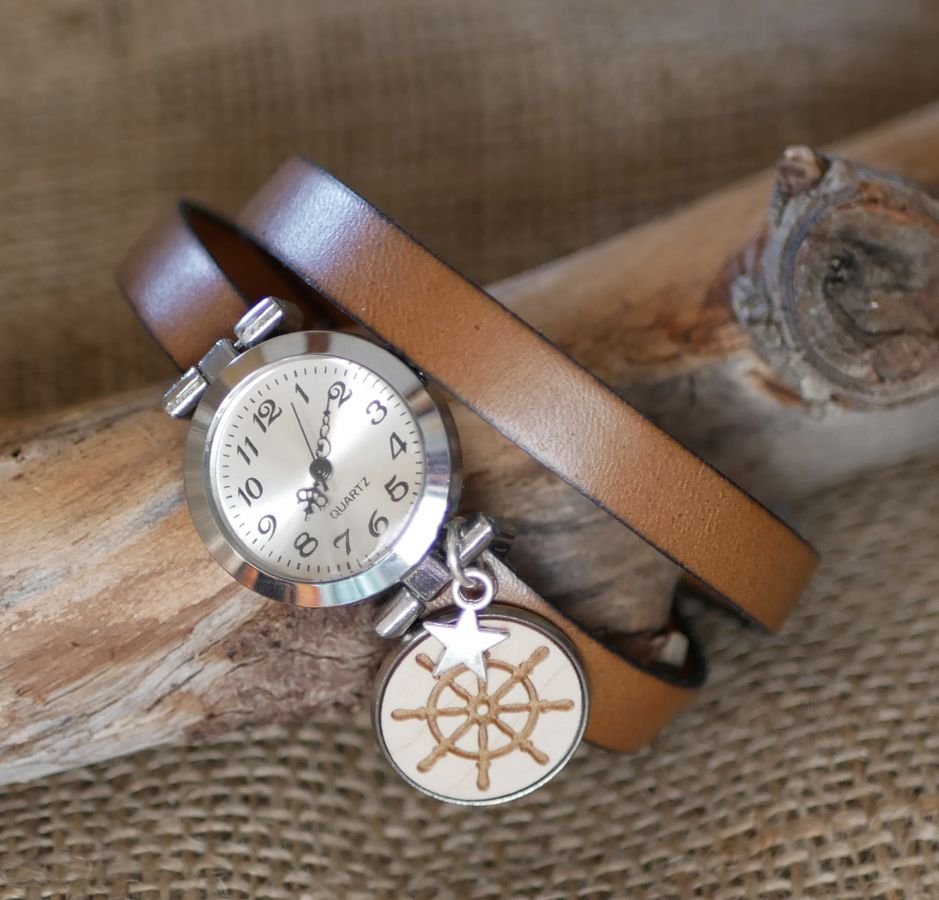 Gegraveerd houten cabochon horloge met dubbele lederen band 