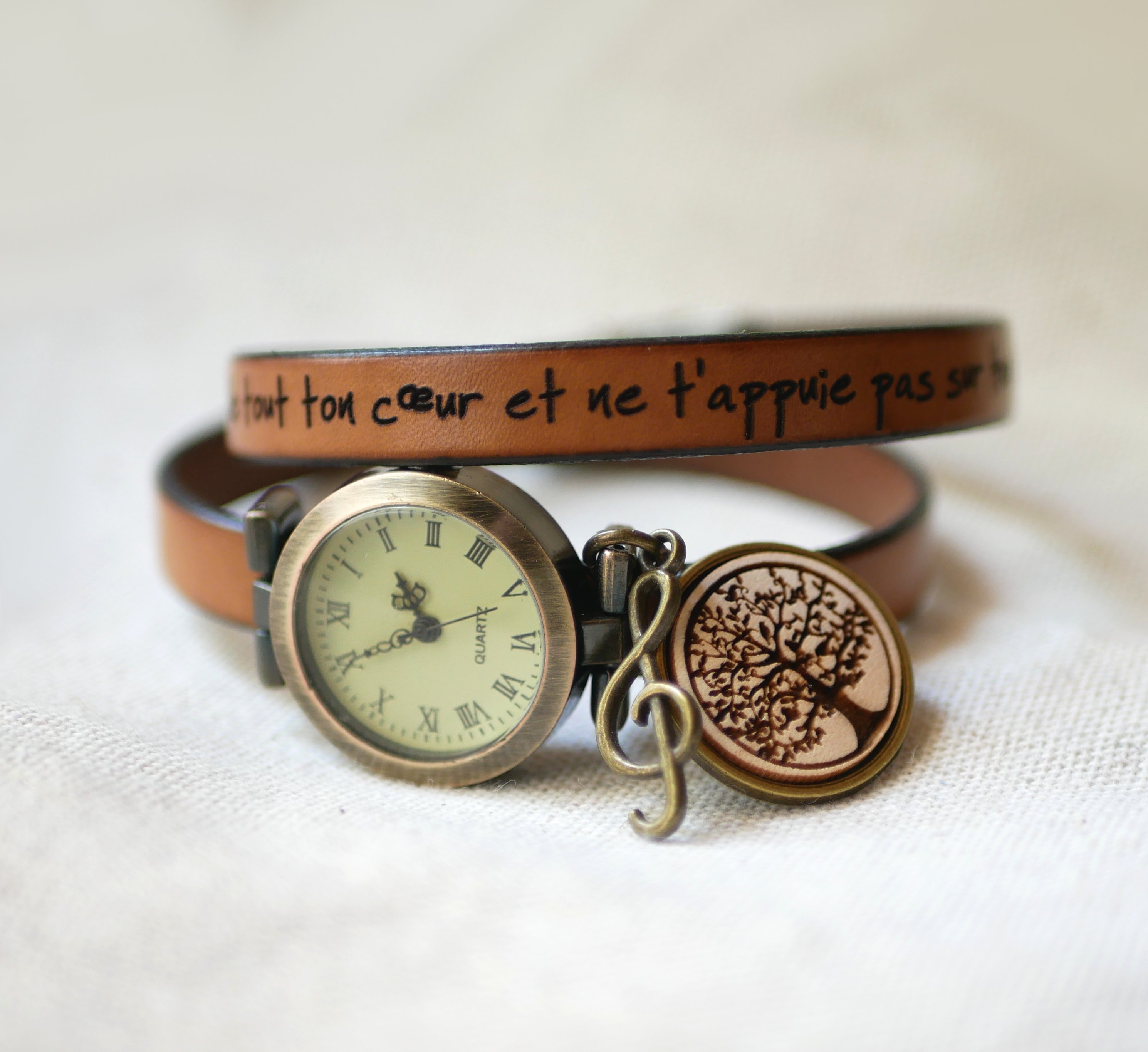 Gegraveerd houten cabochon horloge met dubbele leren band en bronzen wijzerplaat