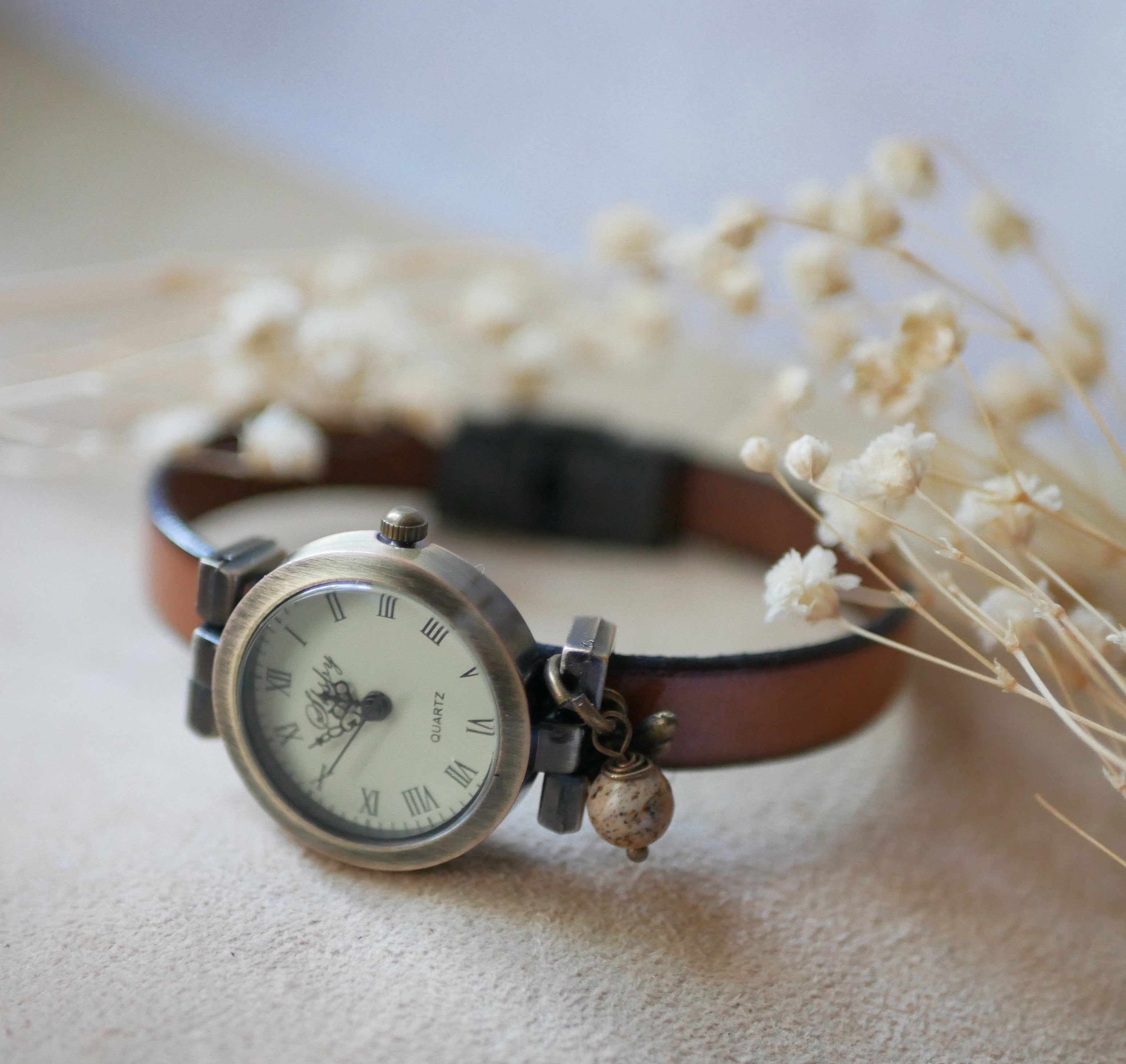 Horloge met bronzen wijzerplaat en aanpasbare lederen band