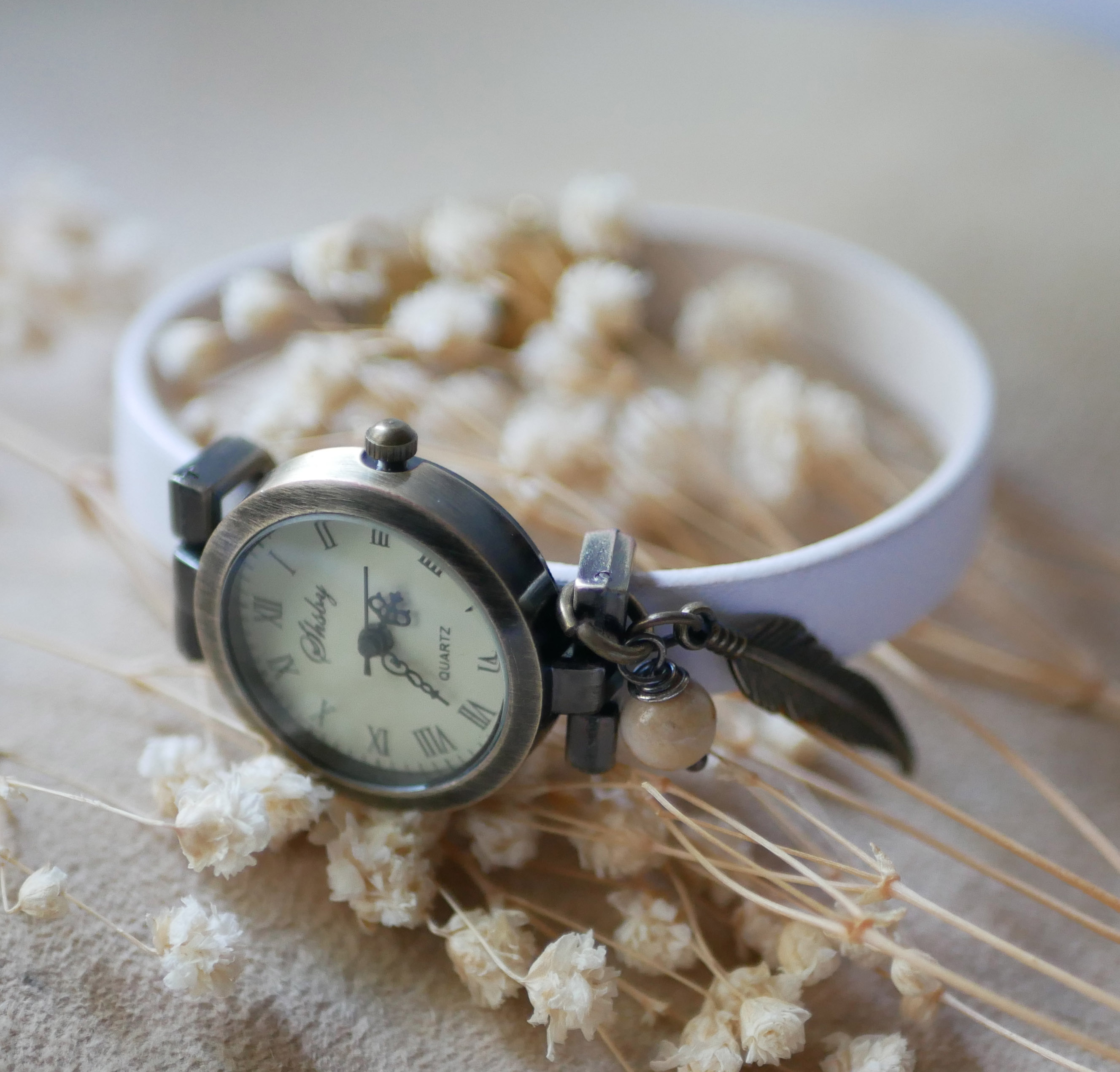 Horloge met bronzen wijzerplaat en aanpasbare lederen band