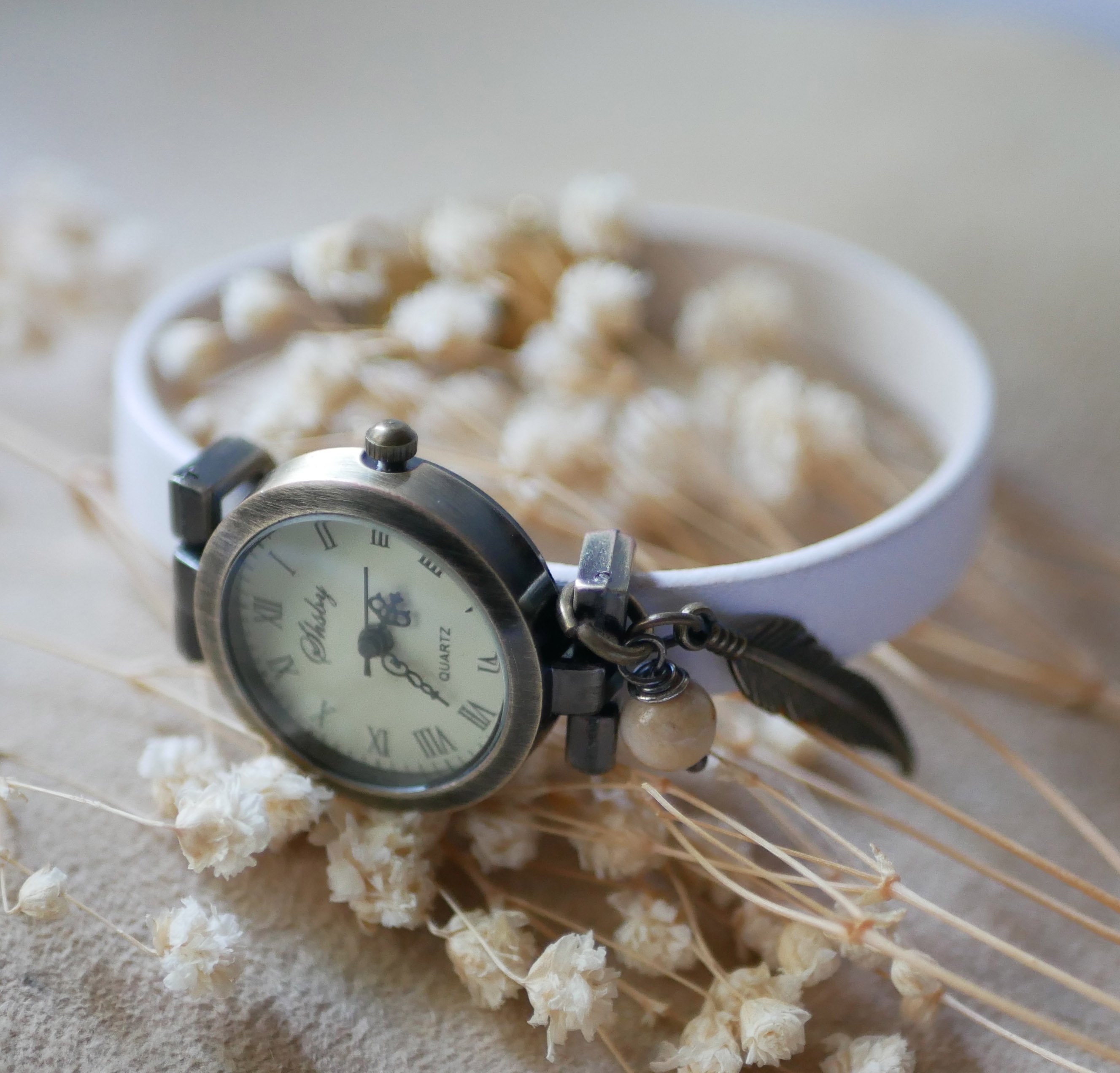 Horloge met bronzen wijzerplaat en aanpasbare lederen band