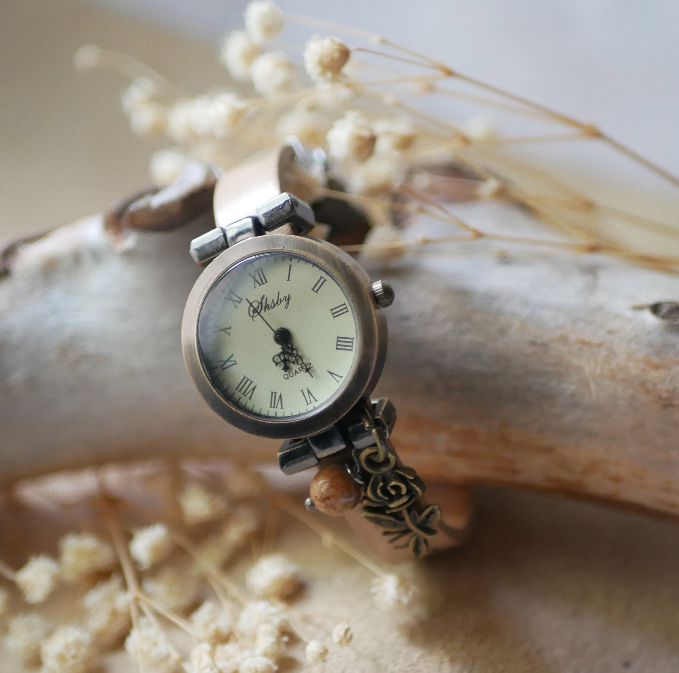 Horloge met bronzen wijzerplaat en aanpasbare lederen band