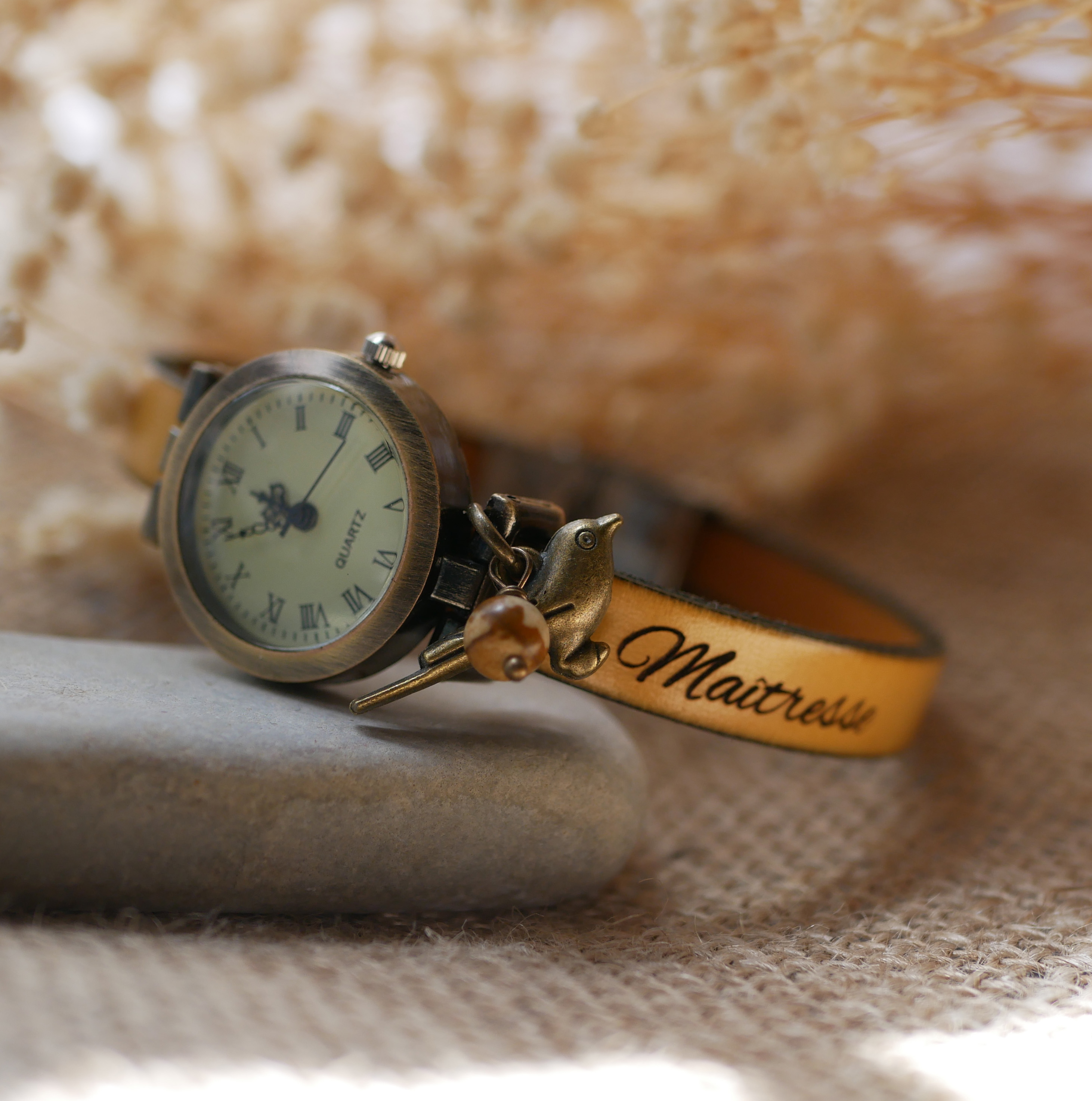 Horloge met bronzen wijzerplaat en aanpasbare lederen band