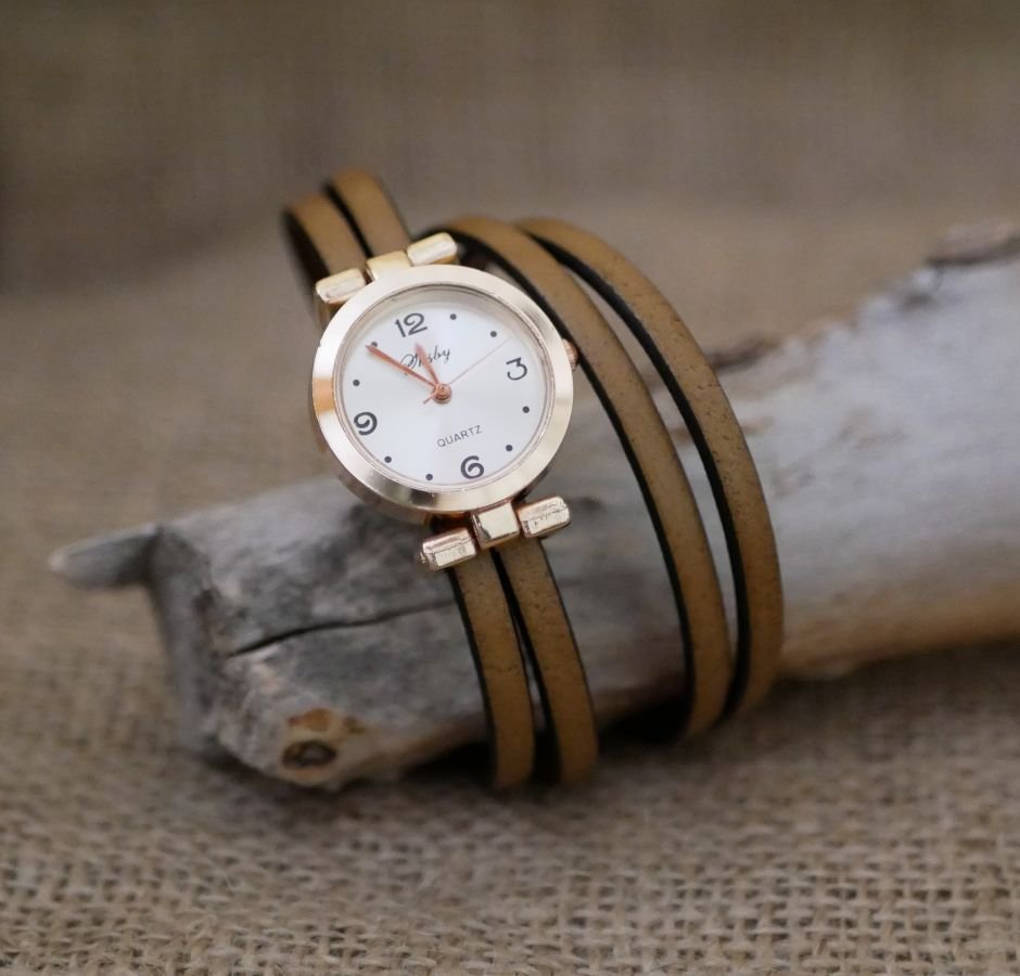Horloge met roze gouden wijzerplaat en dubbele wikkelarmband om te personaliseren