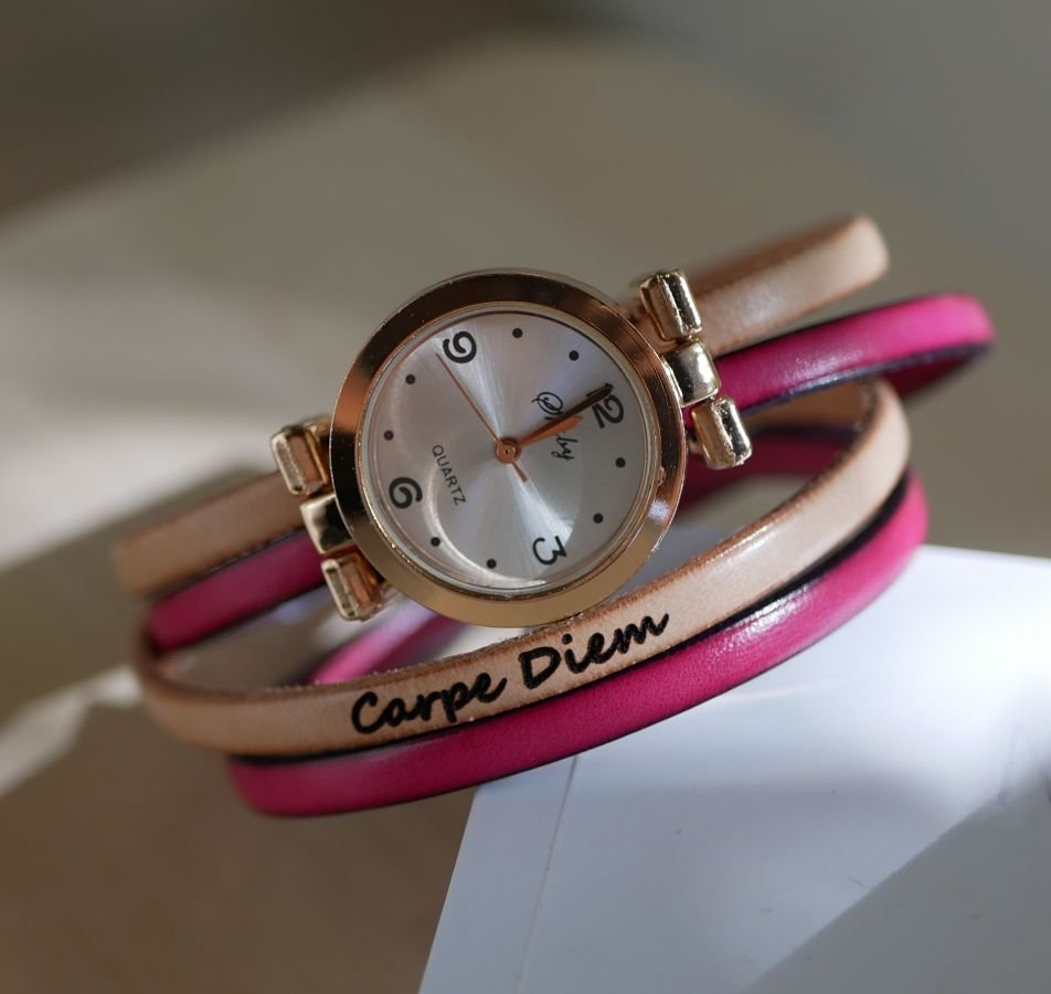 Horloge met roze gouden wijzerplaat en dubbele wikkelarmband om te personaliseren