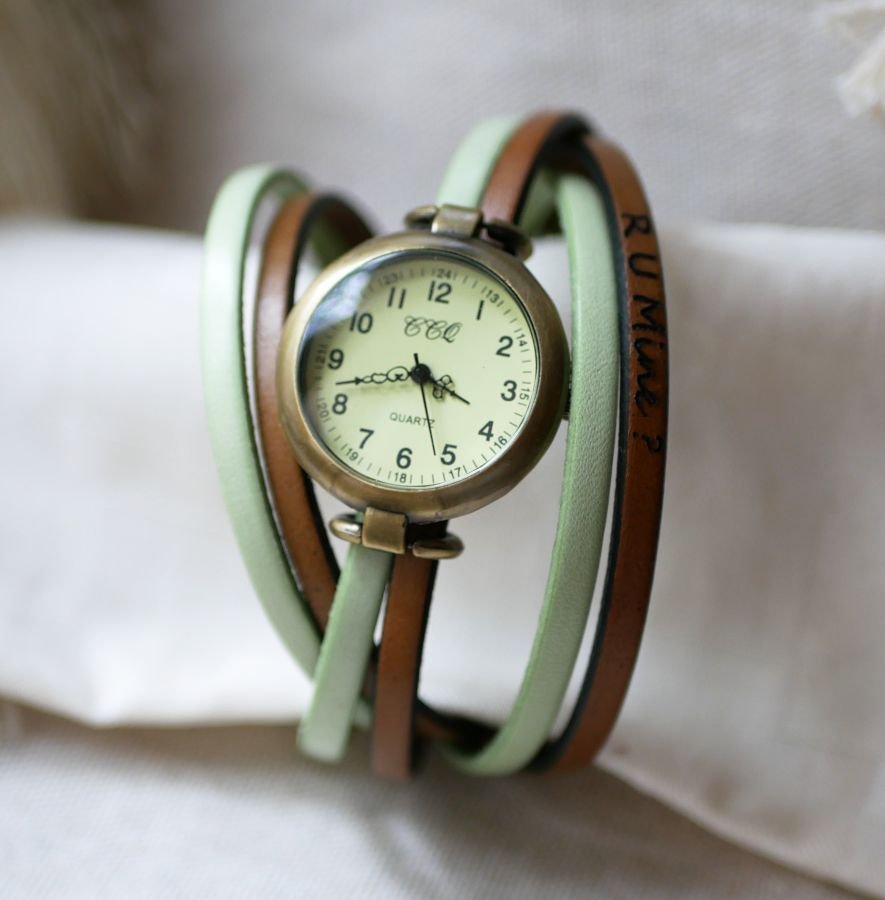 Vintage horloge met bronzen wijzerplaat en aangepaste driedubbele lederen band.