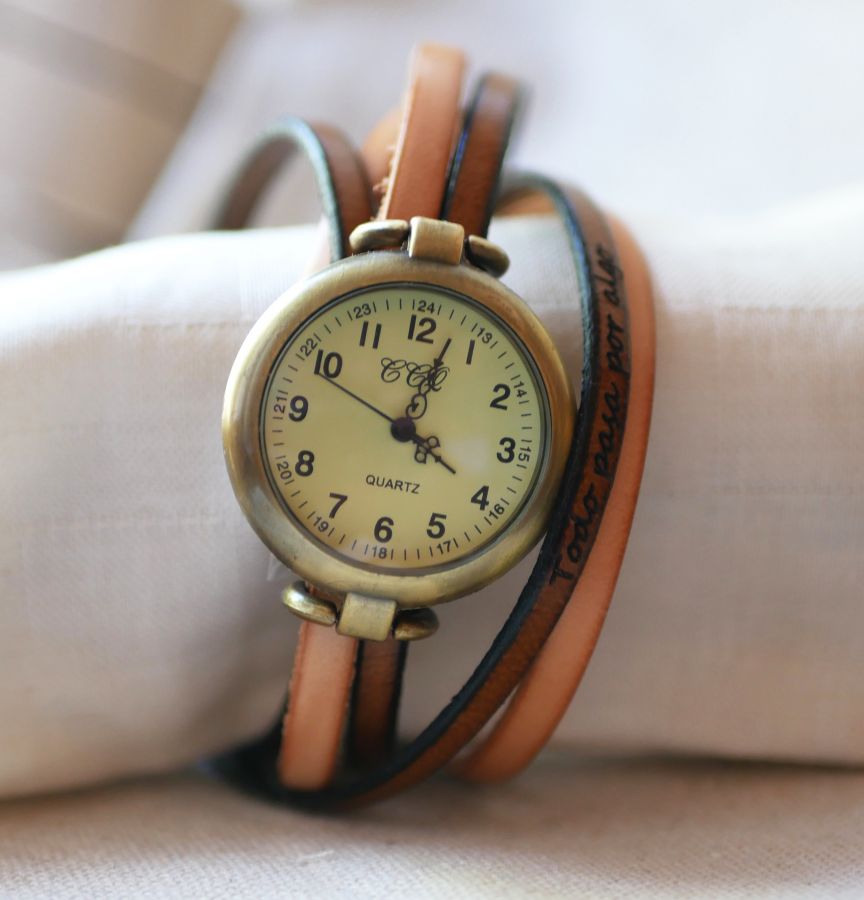 Vintage horloge met bronzen wijzerplaat en aangepaste driedubbele lederen band.