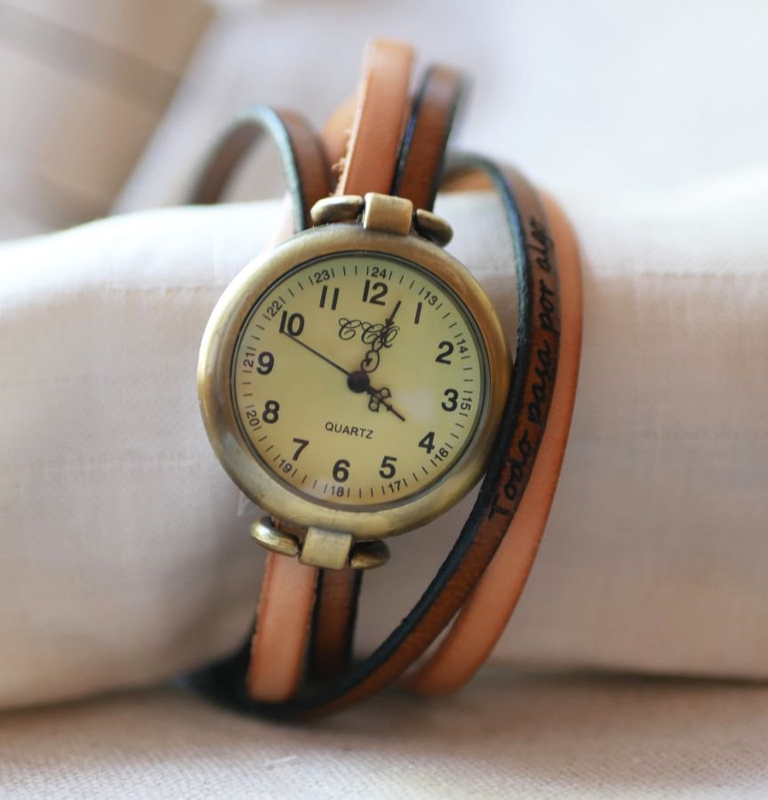 Vintage horloge met bronzen wijzerplaat en aangepaste driedubbele lederen band.