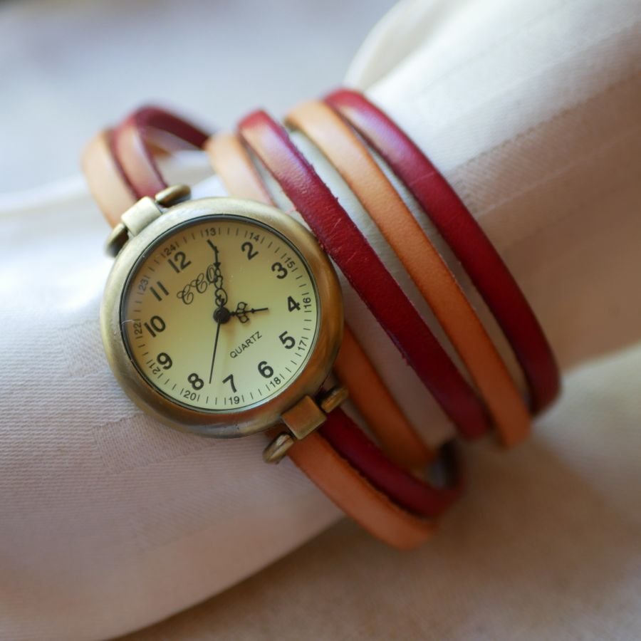 Vintage horloge met bronzen wijzerplaat en aangepaste driedubbele lederen band.