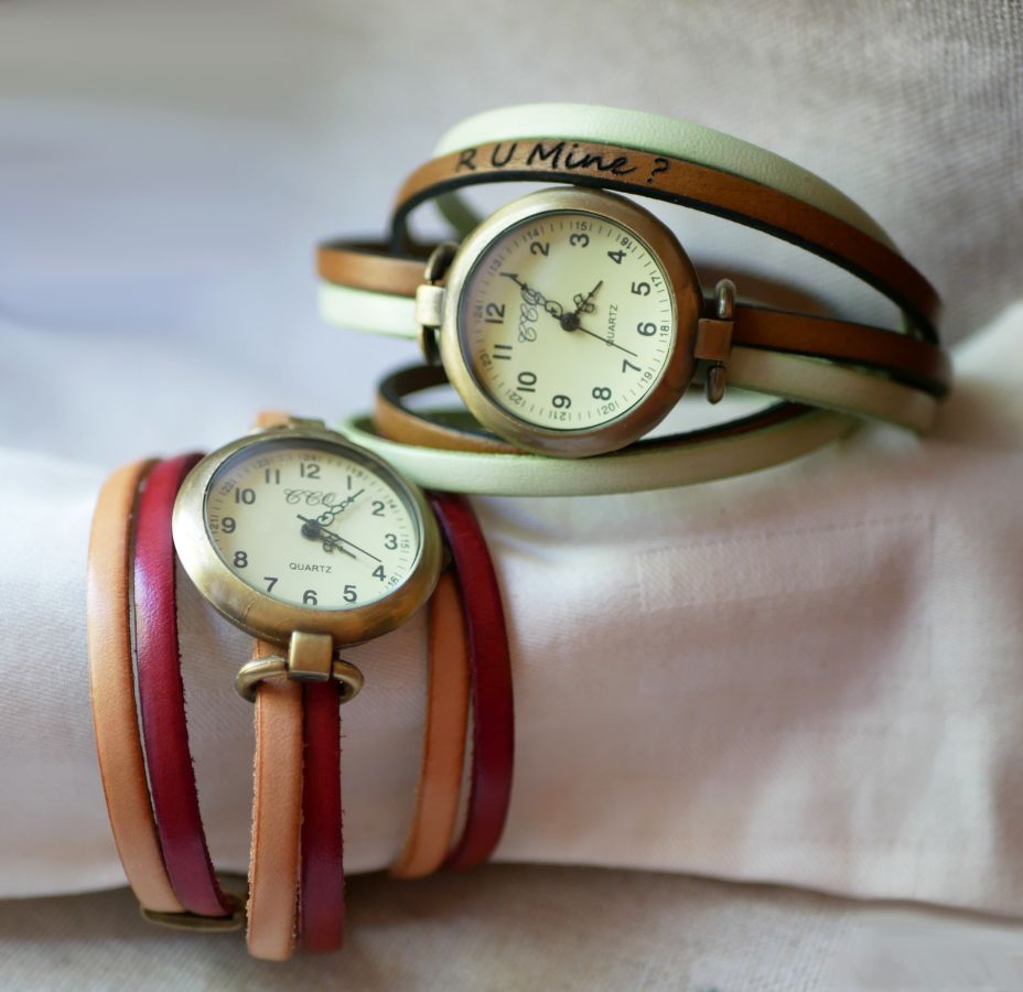Vintage horloge met bronzen wijzerplaat en aangepaste driedubbele lederen band.