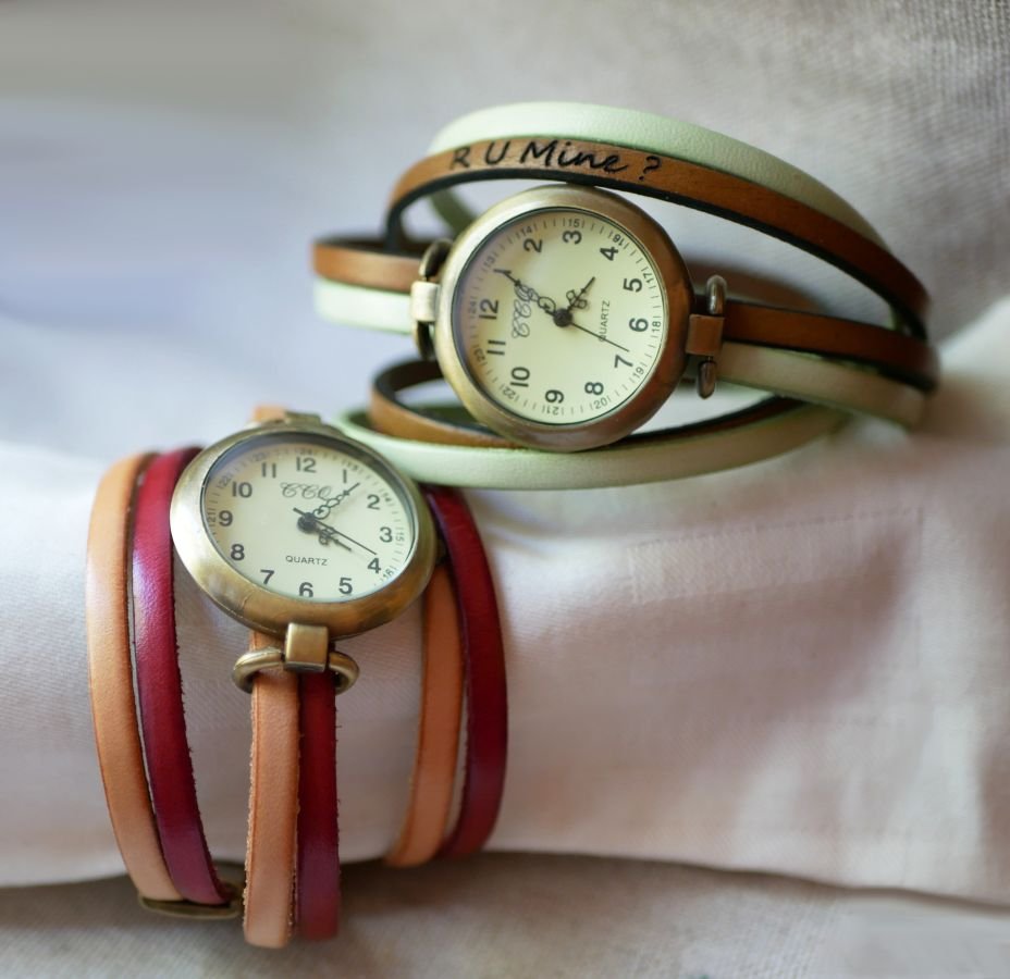 Vintage horloge met bronzen wijzerplaat en aangepaste driedubbele lederen band.