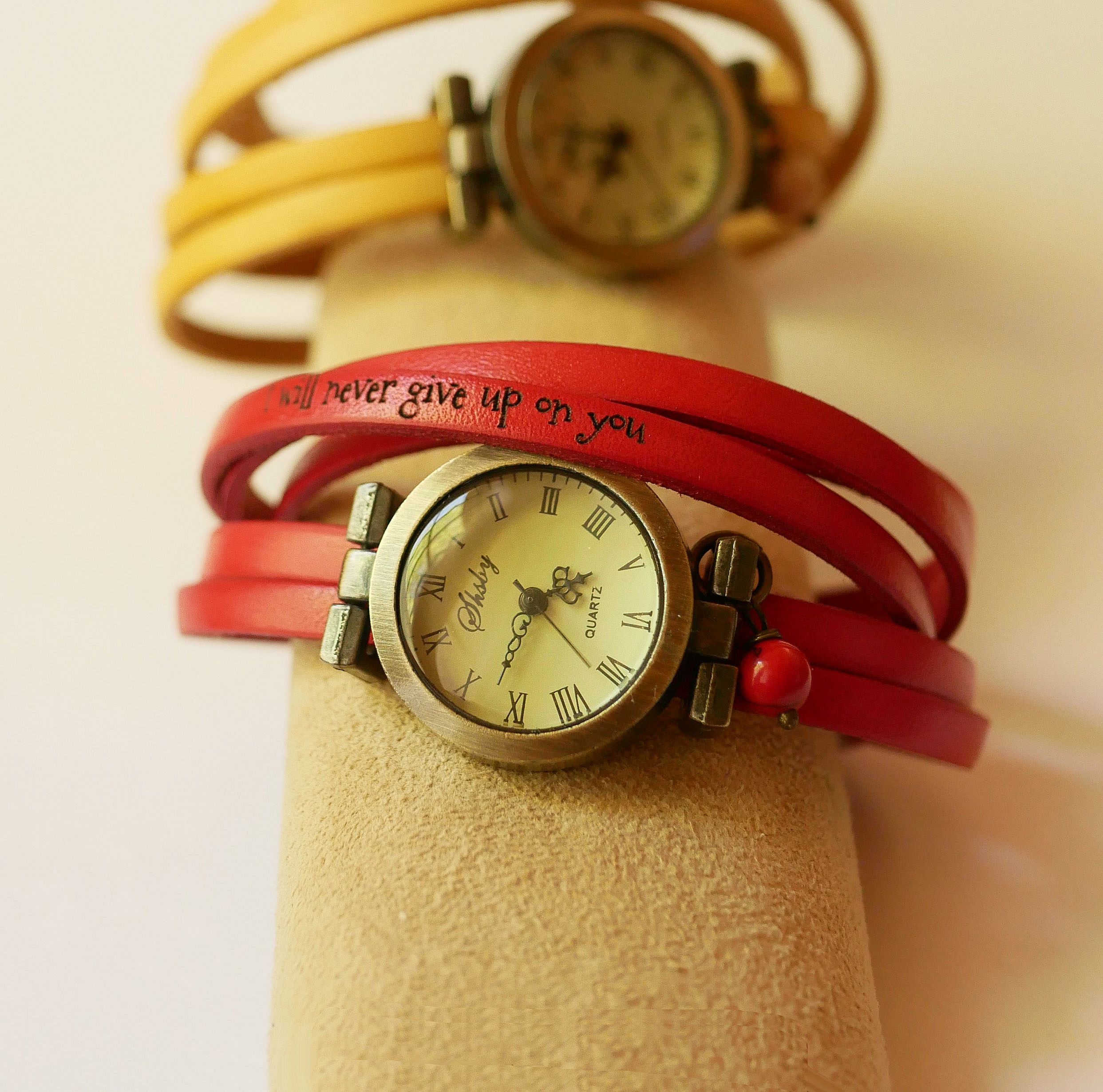 Montres bracelet en cuir personnalisables style vintage.