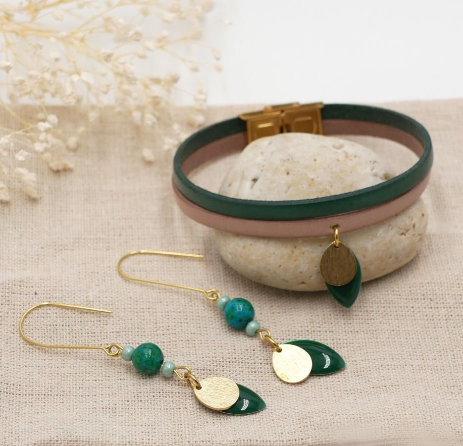 Set oorbellen en leren armband met groene pailletten