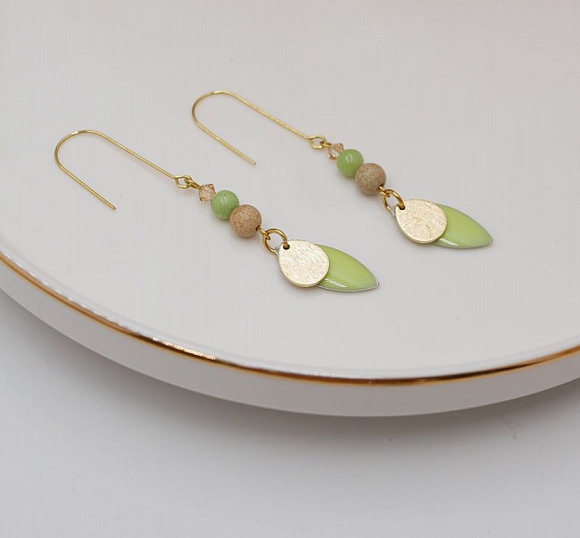 Set oorbellen en leren armband met amandelgroene pailletten