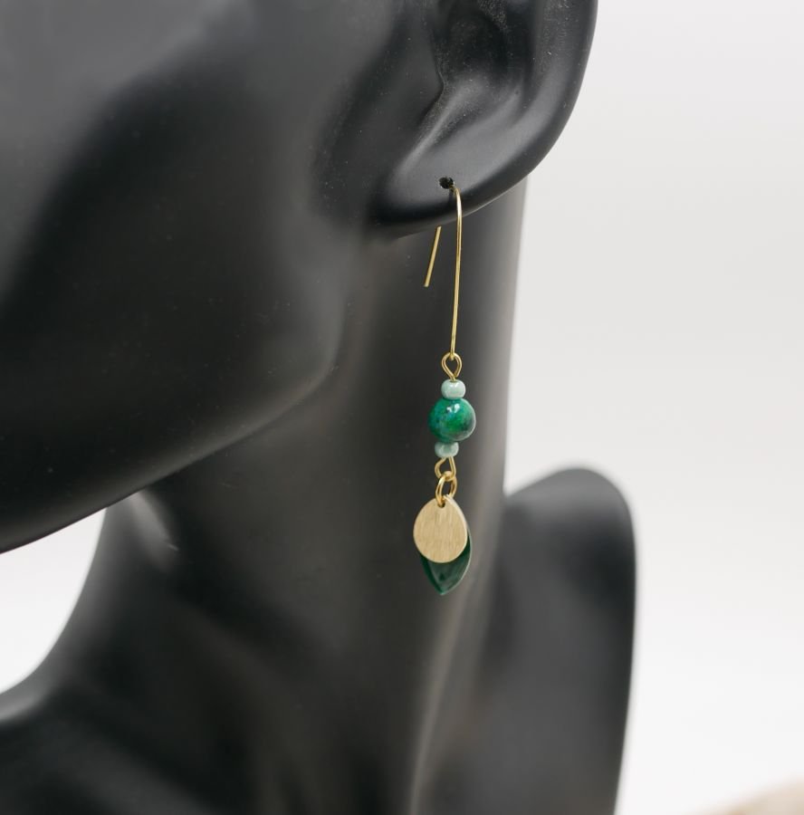 Set oorbellen en leren armband met groene pailletten
