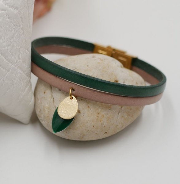 Set oorbellen en leren armband met groene pailletten