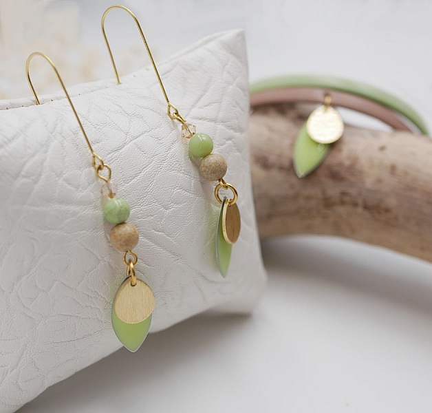 Set oorbellen en leren armband met amandelgroene pailletten