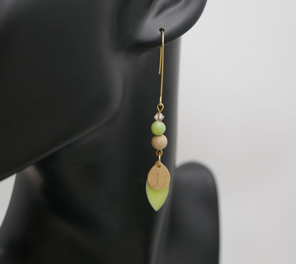 Set oorbellen en leren armband met amandelgroene pailletten