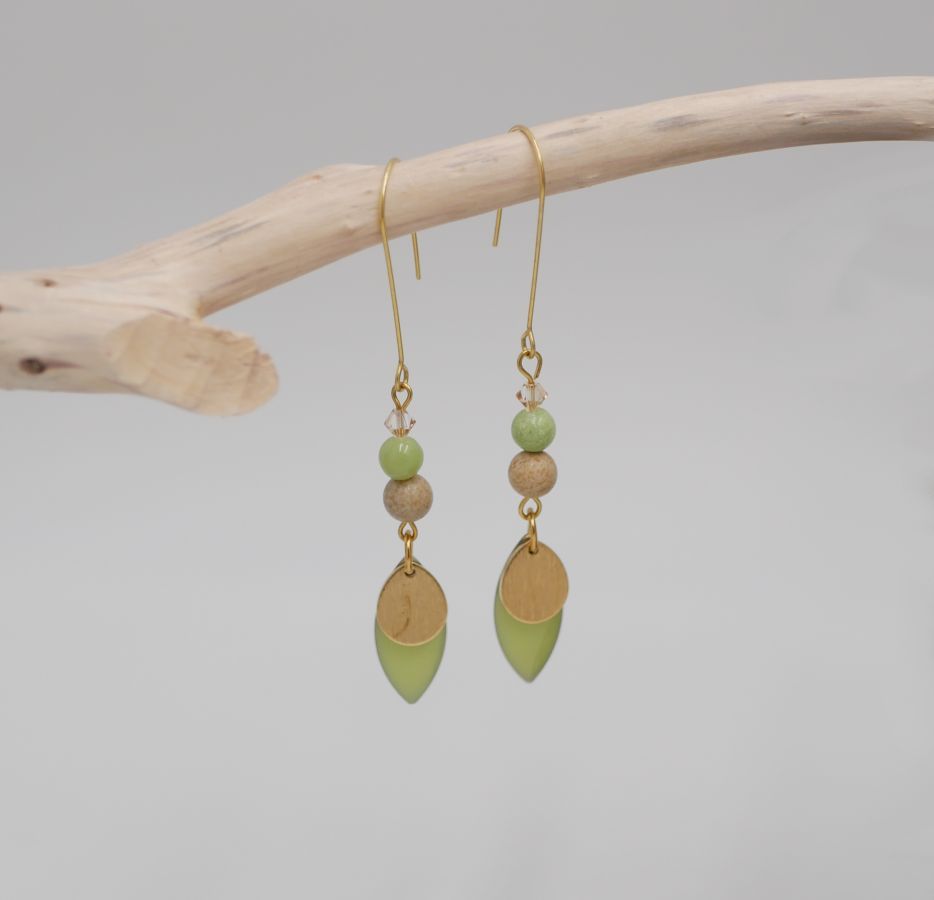 Set oorbellen en leren armband met amandelgroene pailletten