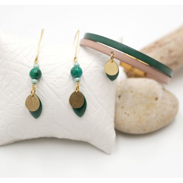 Set oorbellen en leren armband met groene pailletten