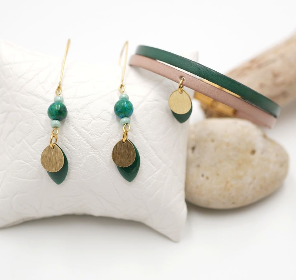 Set oorbellen en leren armband met groene pailletten