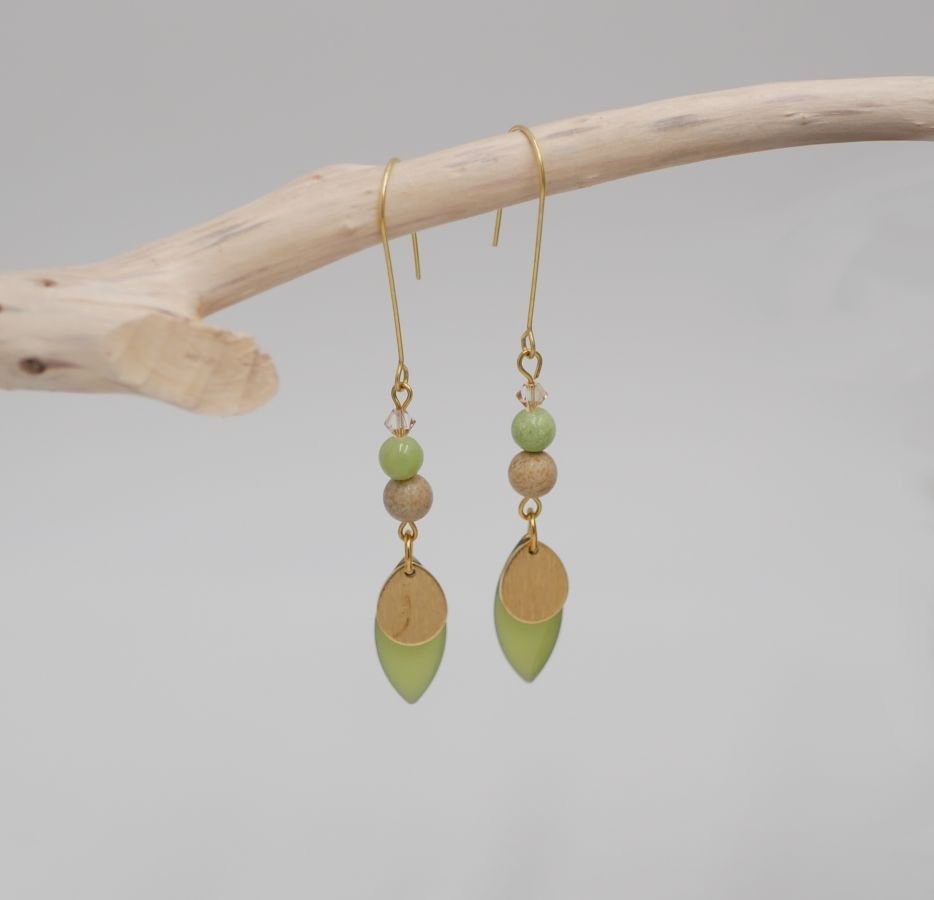 Set oorbellen en leren armband met amandelgroene pailletten