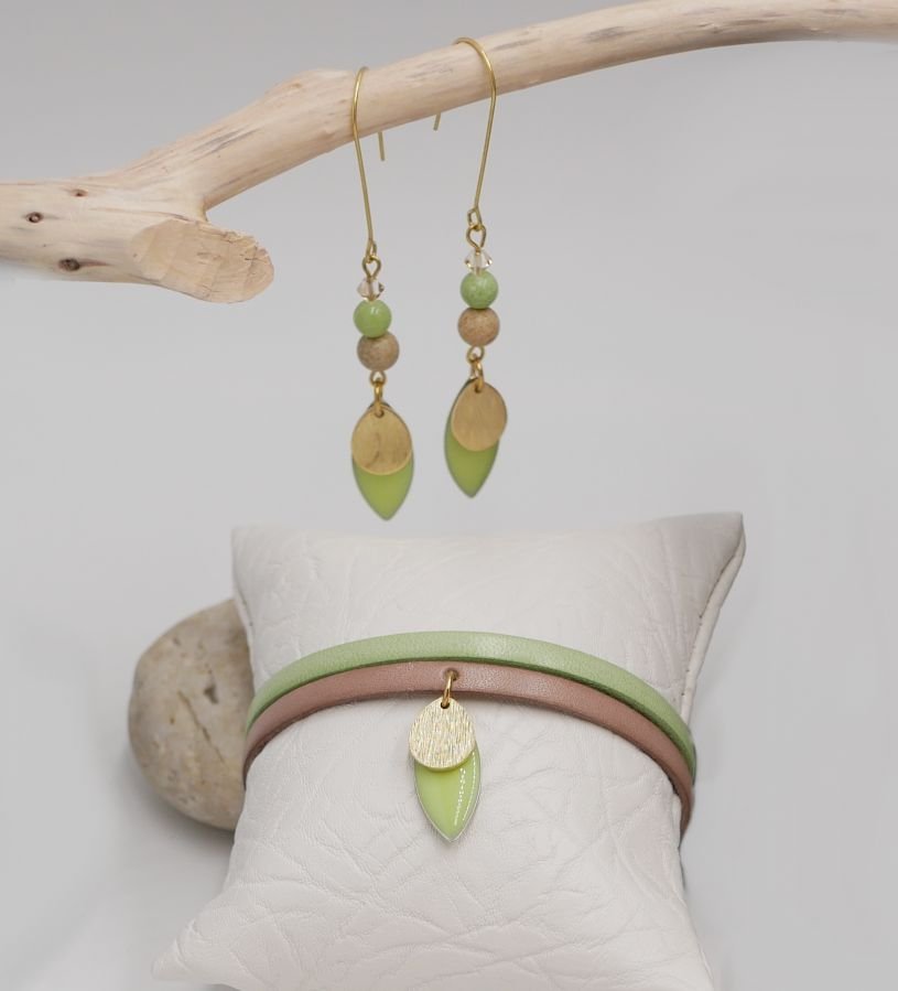 Set oorbellen en leren armband met amandelgroene pailletten