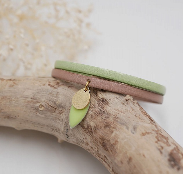 Set oorbellen en leren armband met amandelgroene pailletten