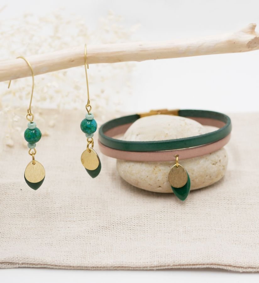 Set oorbellen en leren armband met groene pailletten