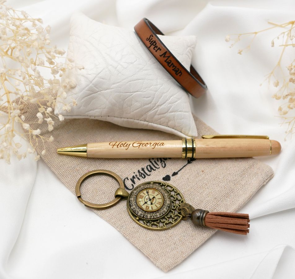 Geschenktas voor vrouwen met gegraveerde houten pen + personaliseerbare lederen riem + sleutelhanger 