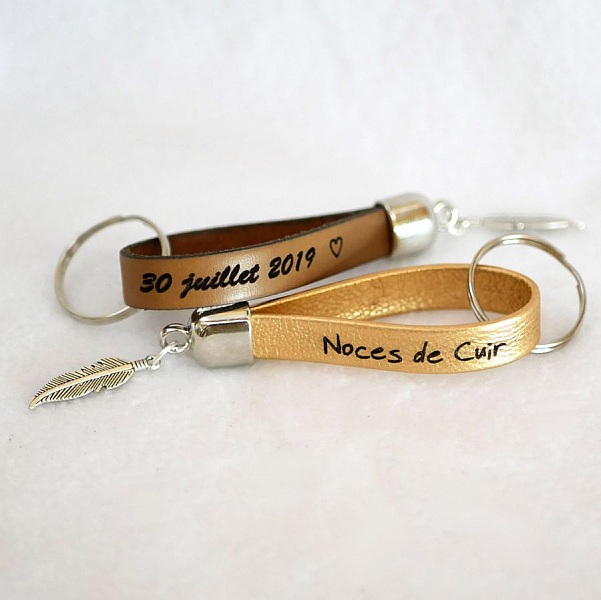 Leren sleutelhanger te personaliseren door gravure met hanger naar keuze