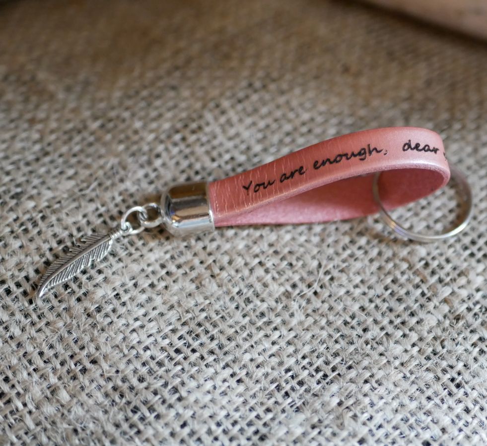 Leren sleutelhanger te personaliseren door gravure met hanger naar keuze