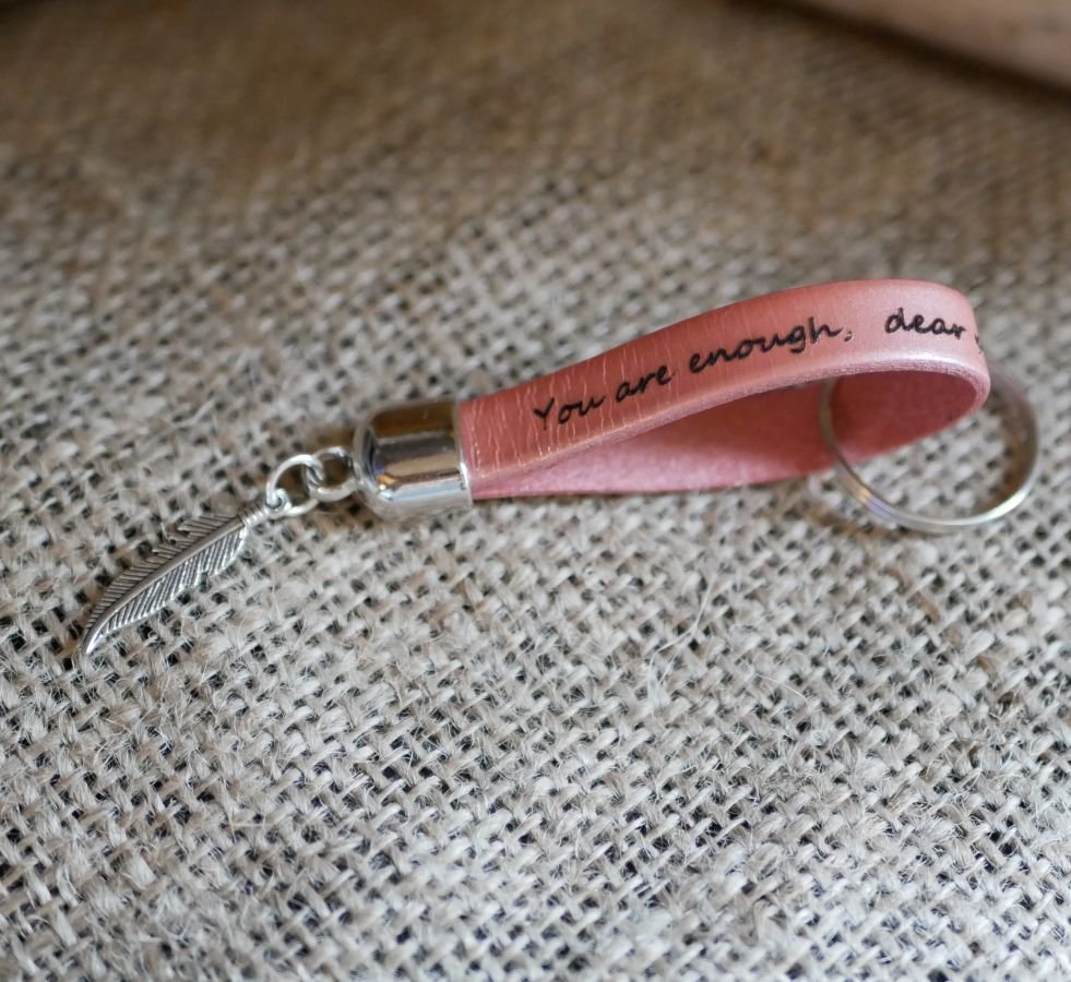 Leren sleutelhanger te personaliseren door gravure met hanger naar keuze