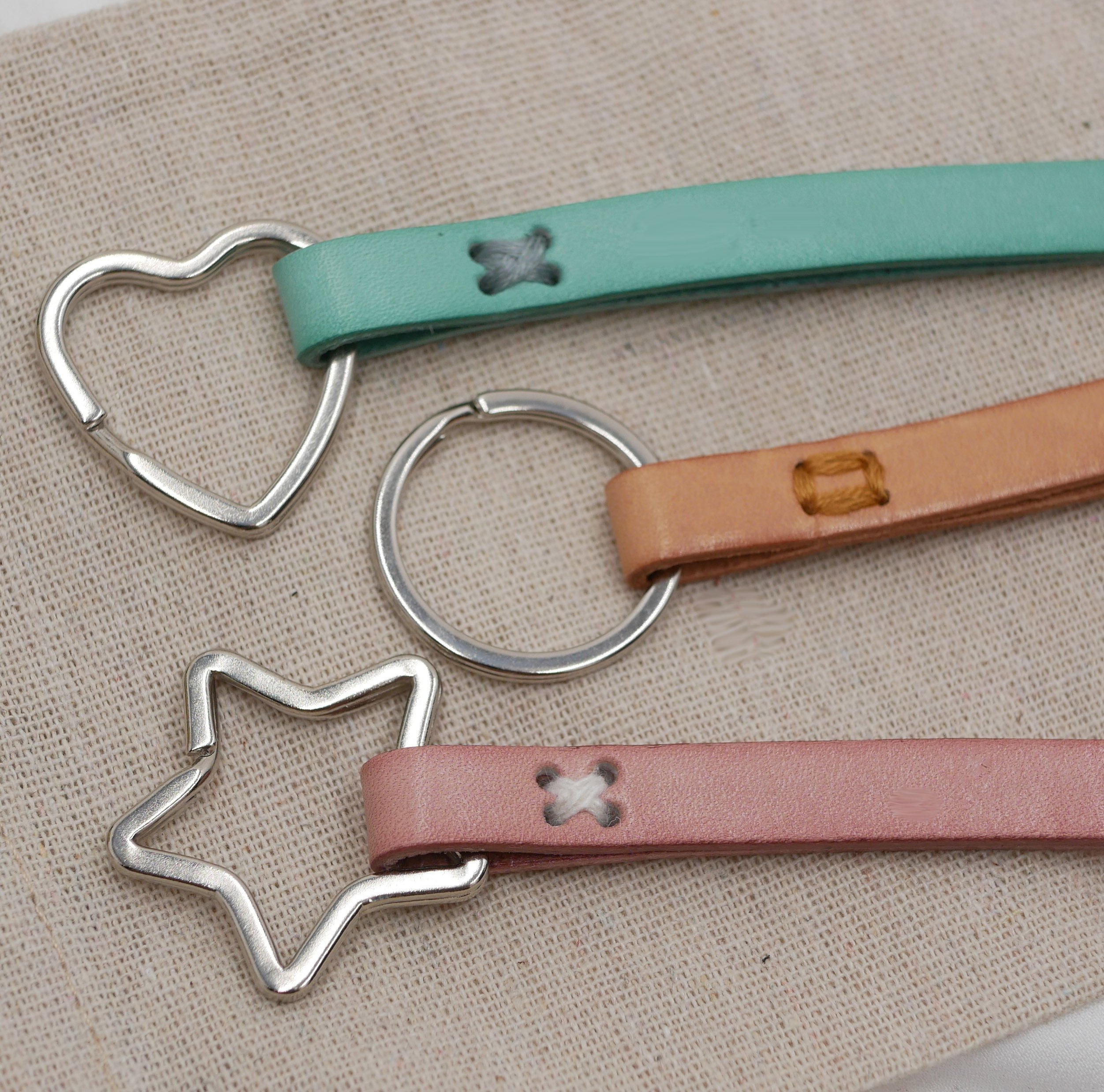 Aanpasbare handgenaaide leren sleutelhanger