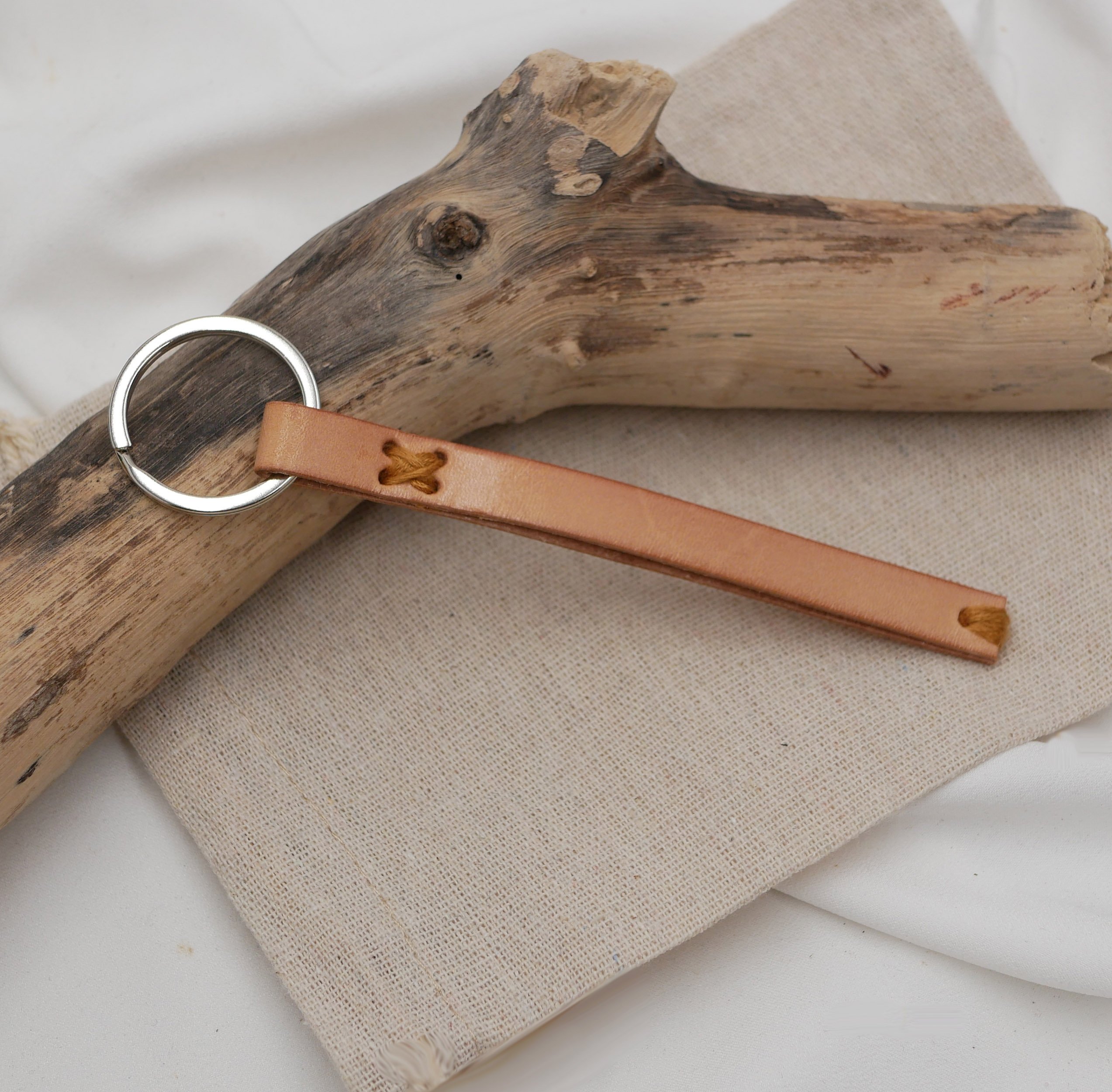 Aanpasbare handgenaaide leren sleutelhanger