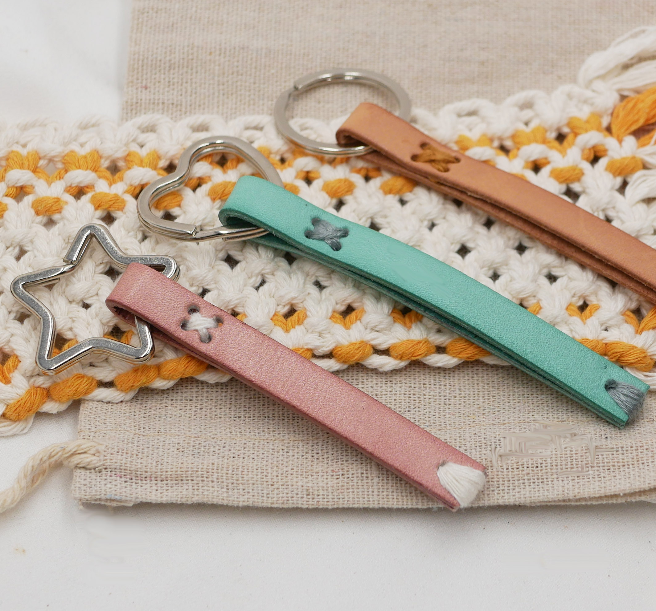 Aanpasbare handgenaaide leren sleutelhanger