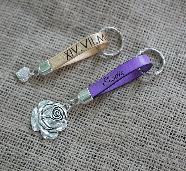 Leren sleutelhanger te personaliseren door gravure met hanger naar keuze