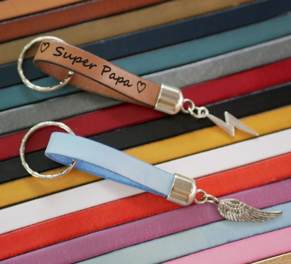 Leren sleutelhanger te personaliseren door gravure met hanger naar keuze