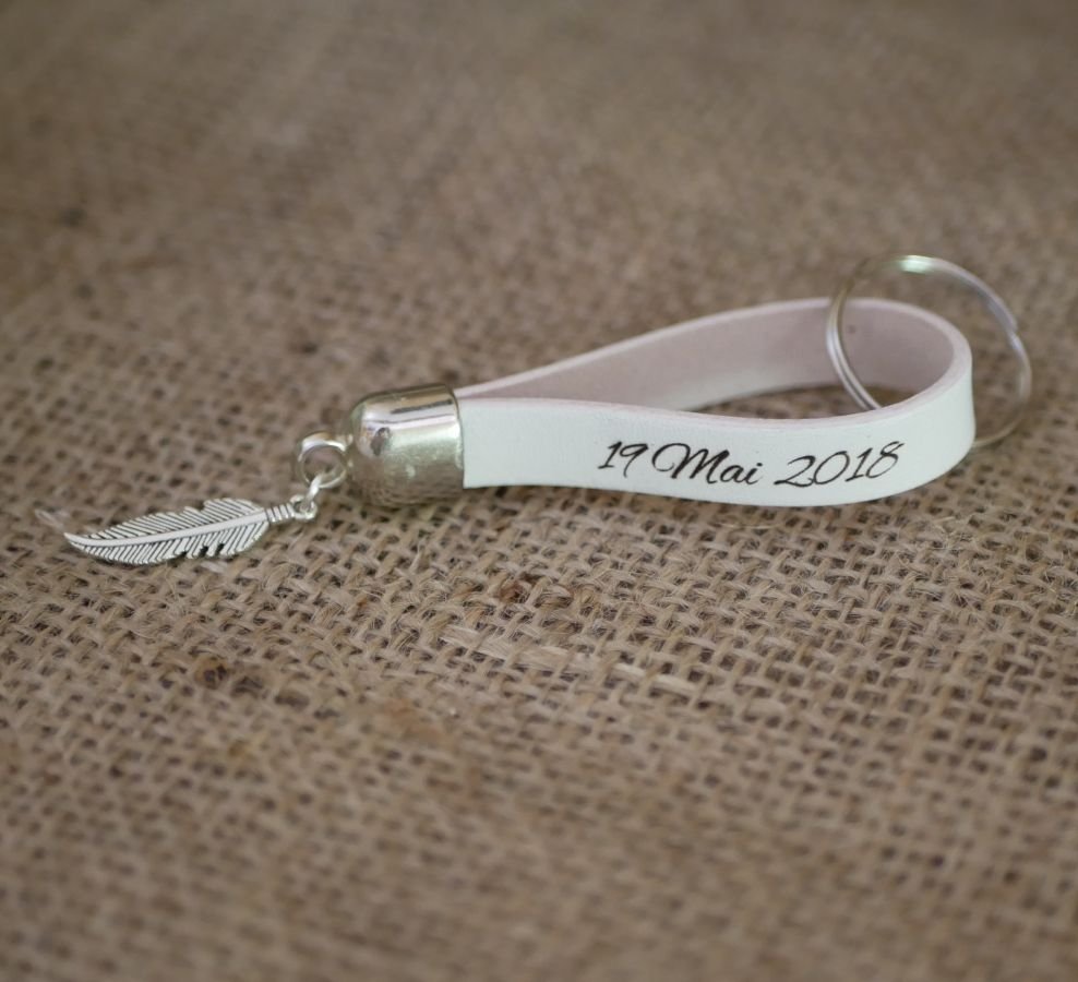 Leren sleutelhanger te personaliseren door gravure met hanger naar keuze
