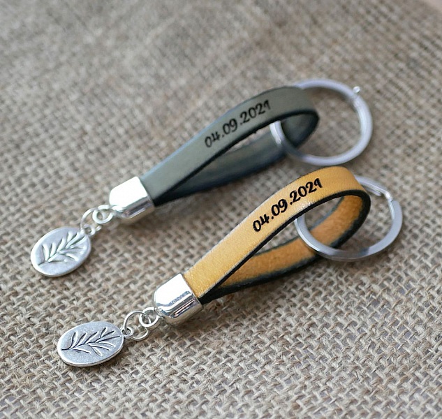 Leren sleutelhanger te personaliseren door gravure met hanger naar keuze